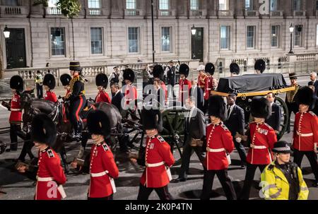 Am frühen Morgen eine Probe für die Prozession des Sarges von Königin Elizabeth vom Buckingham Palace zur Westminster Hall, London, wo er bis zu ihrem Begräbnis am Montag in einem Zustand liegen wird. Bilddatum: Dienstag, 13. September 2022. Stockfoto
