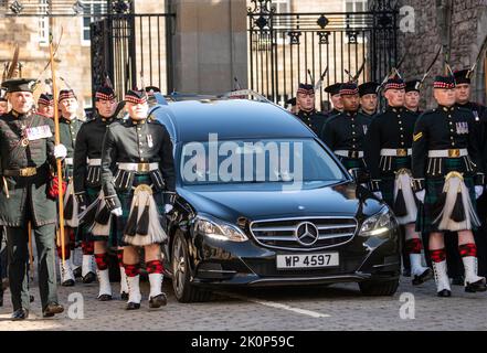 Abbey Strand, Palace of Holyroohouse, Edinburgh, Großbritannien. 12. September 2022. UK News die Prozession der Särge der verstorbenen Königin Elizabeth II. Geht durch die Tore des Palace of Holyroodhouse, am Fuße der Royal Mile in Edinburgh, Schottland. Die Prozession fährt die Royal Mile hinauf zur St. Giles Cathedral. Bildnachweis: phil wilkinson/Alamy Live News Stockfoto