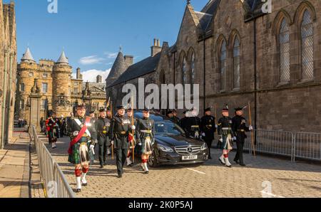 Abbey Strand, Palace of Holyroohouse, Edinburgh, Großbritannien. 12. September 2022. UK News die Prozession der Särge der verstorbenen Königin Elizabeth II. Geht durch die Tore des Palace of Holyroodhouse, am Fuße der Royal Mile in Edinburgh, Schottland. Die Prozession fährt die Royal Mile hinauf zur St. Giles Cathedral. Bildnachweis: phil wilkinson/Alamy Live News Stockfoto