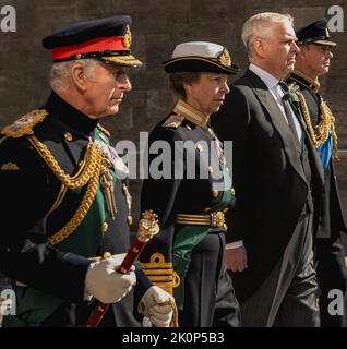 Abbey Strand, Palace of Holyroohouse, Edinburgh, Großbritannien. 12. September 2022. UK News König Charles III, Prinzessin Anne, Prinz Andrew und Prinz Edward gehen zusammen, während die Prozession der Särge der verstorbenen Königin Elizabeth II. Durch die Tore des Palace of Holyroodhouse, am Fuße der Royal Mile in Edinburgh, Schottland, geht. Die Prozession fährt die Royal Mile hinauf zur St. Giles Cathedral. Bildnachweis: phil wilkinson/Alamy Live News Stockfoto