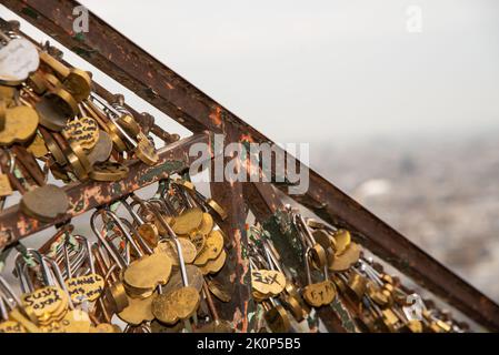 Paris, Frankreich. August 2022. Am Zaun der Sacre Coeur in Paris kann man sich die Liebe versperren. Hochwertige Fotos Stockfoto