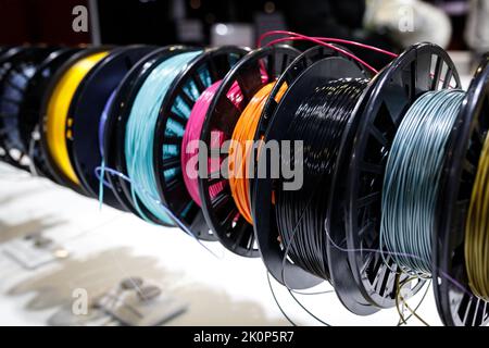 Viele verschiedene Spulen mit buntem Kunststoff PLA und ABS mit Filament zum Bedrucken auf einem 3D Stift Stockfoto