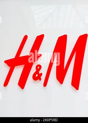 Nahaufnahme des H- und M-Zeichens. H and M Hennes and Mauritz ab ist ein schwedisches multinationales Bekleidungshandelsunternehmen. Mobiles Foto, niemand, selektiver Fokus Stockfoto