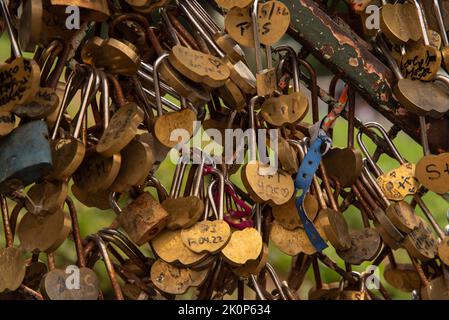 Paris, Frankreich. August 2022. Am Zaun der Sacre Coeur in Paris kann man sich die Liebe versperren. Hochwertige Fotos Stockfoto