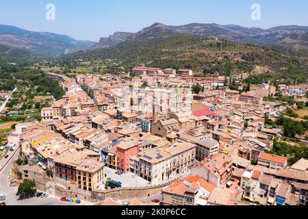 Blick aus der Vogelperspektive auf La Pobla de Segur, Spanien Stockfoto