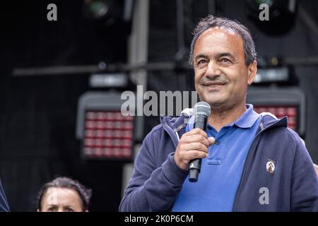 Bretigny sur Orge, Frankreich. 10. September 2022. Domenico Lucano alias Mimmo Lucano, Bürgermeister von Riace (Italien), spricht während des Feten of Humanite. Stockfoto