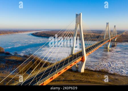 Luftaufnahme der seilgestaunten Murom-Brücke über den Fluss Oka Stockfoto
