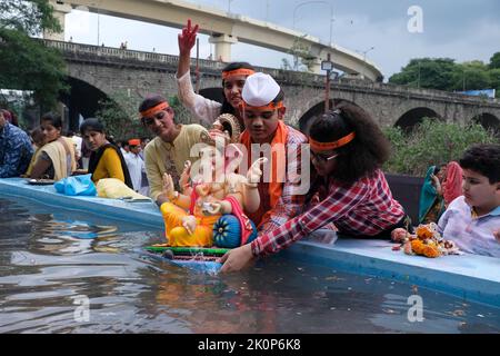 Pune, Indien - am 9. September 2022 wird die Wasserverschmutzung in Pune verringert, indem die ganpati visarjan in kleinen Wassertanks gehalten werden. Sangam Ghat ist der Ort von g Stockfoto