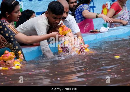 Pune, Indien - am 9. September 2022 wird die Wasserverschmutzung in Pune verringert, indem die ganpati visarjan in kleinen Wassertanks gehalten werden. Sangam Ghat ist der Ort von g Stockfoto