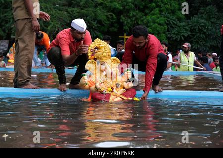 Pune, Indien - am 9. September 2022 wird die Wasserverschmutzung in Pune verringert, indem die ganpati visarjan in kleinen Wassertanks gehalten werden. Sangam Ghat ist der Ort von g Stockfoto