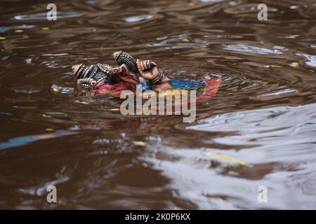 Pune, Indien - am 9. September 2022 wird die Wasserverschmutzung in Pune verringert, indem die ganpati visarjan in kleinen Wassertanks gehalten werden. Sangam Ghat ist der Ort von g Stockfoto