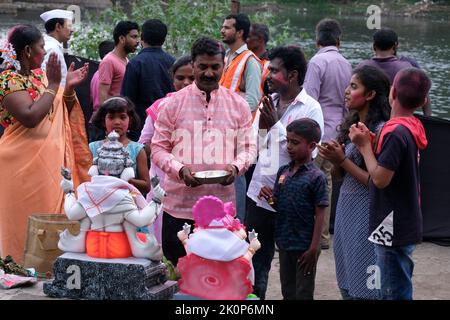 Pune, Indien - am 9. September 2022 wird die Wasserverschmutzung in Pune verringert, indem die ganpati visarjan in kleinen Wassertanks gehalten werden. Sangam Ghat ist der Ort von g Stockfoto