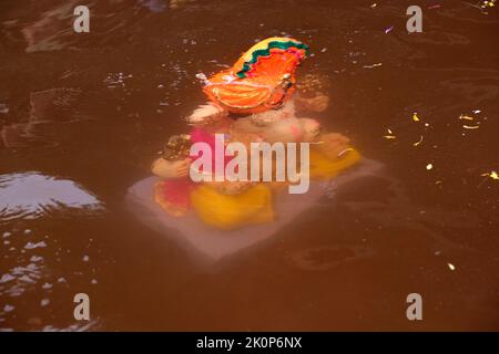 Pune, Indien - am 9. September 2022 wird die Wasserverschmutzung in Pune verringert, indem die ganpati visarjan in kleinen Wassertanks gehalten werden. Sangam Ghat ist der Ort von g Stockfoto