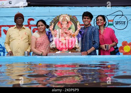 Pune, Indien - am 9. September 2022 wird die Wasserverschmutzung in Pune verringert, indem die ganpati visarjan in kleinen Wassertanks gehalten werden. Sangam Ghat ist der Ort von g Stockfoto