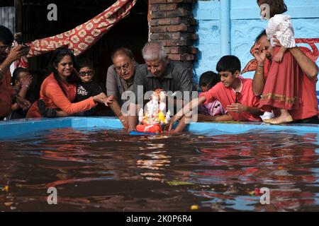 Pune, Indien - am 9. September 2022 wird die Wasserverschmutzung in Pune verringert, indem die ganpati visarjan in kleinen Wassertanks gehalten werden. Sangam Ghat ist der Ort von g Stockfoto