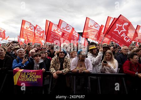 Bretigny sur Orge, Frankreich. 10. September 2022. Unterstützer hören Fabien Roussel, nationaler Sekretär der PCF, der während der Fete of Humanite spricht. Stockfoto