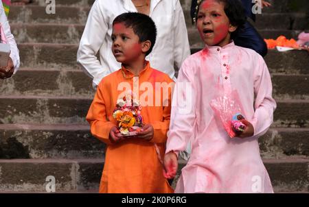 Pune, Indien - am 9. September 2022 wird die Wasserverschmutzung in Pune verringert, indem die ganpati visarjan in kleinen Wassertanks gehalten werden. Sangam Ghat ist der Ort von g Stockfoto