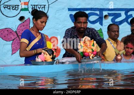 Pune, Indien - am 9. September 2022 wird die Wasserverschmutzung in Pune verringert, indem die ganpati visarjan in kleinen Wassertanks gehalten werden. Sangam Ghat ist der Ort von g Stockfoto