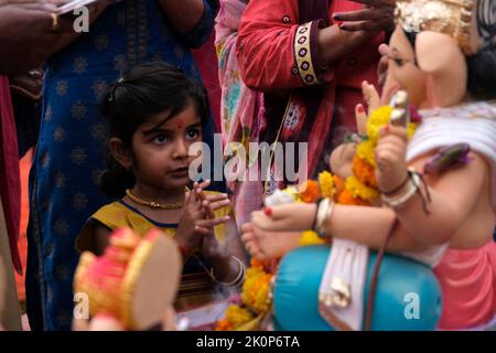 Pune, Indien - am 9. September 2022 wird die Wasserverschmutzung in Pune verringert, indem die ganpati visarjan in kleinen Wassertanks gehalten werden. Sangam Ghat ist der Ort von g Stockfoto