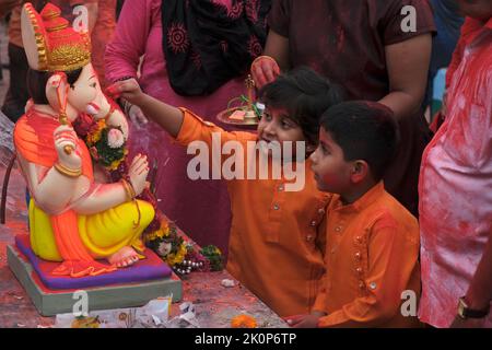 Pune, Indien - am 9. September 2022 wird die Wasserverschmutzung in Pune verringert, indem die ganpati visarjan in kleinen Wassertanks gehalten werden. Sangam Ghat ist der Ort von g Stockfoto