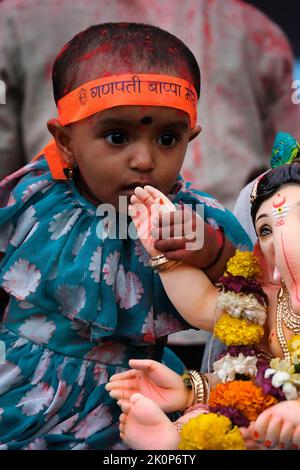 Pune, Indien - am 9. September 2022 wird die Wasserverschmutzung in Pune verringert, indem die ganpati visarjan in kleinen Wassertanks gehalten werden. Sangam Ghat ist der Ort von g Stockfoto