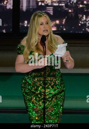 Los Angeles, Usa. 12. September 2022. Jennifer Coolidge nimmt den Preis für die herausragende Nebendarstellerin in einer Limited oder Anthology Series oder einem Film für „The White Lotus“ auf der Bühne während der jährlichen Primetime Emmy Awards 74. im Microsoft Theater in Los Angeles am Montag, den 12. September 2022, entgegen. Foto von Mike Goulding/UPI Credit: UPI/Alamy Live News Credit: UPI/Alamy Live News Credit: UPI/Alamy Live News Stockfoto