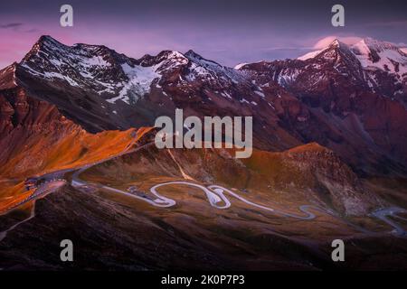 Großglockner Straße und dramatische Gebirgslandschaft im Morgengrauen, Österreich alpen Stockfoto