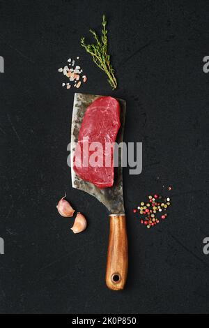 Draufsicht auf rohes, knochenloses Streifenlappen-Steak auf dem Hackfleisch Stockfoto