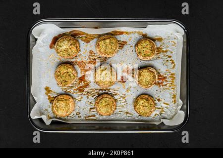 Draufsicht auf Champignons, gefüllt mit Petersilie, Knoblauch, Tomaten und im Ofen gebackenem Käse Stockfoto