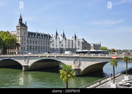 Paris, Frankreich. August 2022. Ehemaliger königlicher Palast und Gefängnis. Conciergerie im Westen der Cite Island gelegen und heute Teil eines größeren Komplexes Stockfoto