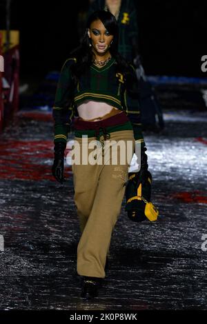 New York, Vereinigte Staaten. 11. September 2022. TOMMY HILFIGER Herbst 2022 Runway während der New York Fashion Week am 2022. September - New York, USA. 11/09/2022 Credit: dpa/Alamy Live News Stockfoto