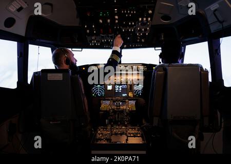 Team von verschiedenen Airlinern fliegenden Flugzeug mit Motorhebel und ein/aus-Schalter auf Armaturenbrett-Befehl, mit Tasten auf Bedienfeld Navigation zu fliegen Flugzeug Jet, professionelle Luftfahrt-Service. Stockfoto