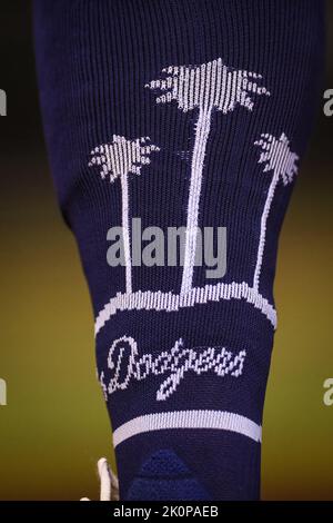 Los Angeles Dodgers tragen Dodger-Socken während eines MLB-Baseballspiels gegen die Arizona Diamondbacks am Montag, 12. September 2022, in Phoenix. The Dodg Stockfoto