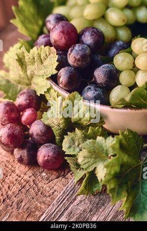 Trauben auf Holztisch. Hochwertige Fotos Stockfoto