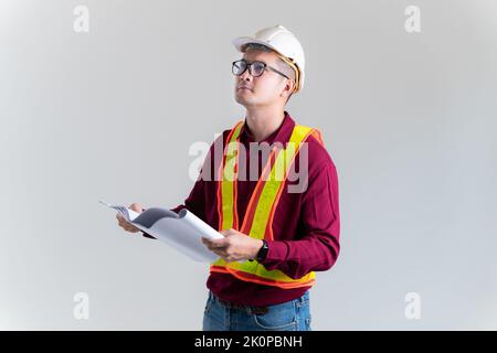 Architekt Baumeister studiert Grundrissplan der Räume, Bauingenieur überprüft die Arbeit mit Blaupausen in einem Studio. Architekt, Ingenieur, Baukonzept von Stockfoto