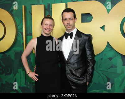 West Hollywood, USA. 12. September 2022. Jeremy Strong und Emma Wall nehmen am 12. September 2022 in West Hollywood, Kalifornien, an der HBO Emmy's Party 2022 in den San Vicente Bungalows Teil. Foto: Crash/imageSPACE/Sipa USA Kredit: SIPA USA/Alamy Live News Stockfoto