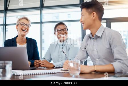 Globales Geschäft, Lachen und Teamwork-Treffen in Zusammenarbeit mit Vielfalt, Bürostrategie oder digitalem Marketing mit Laptop. Lächeln, glücklich und komisch Stockfoto