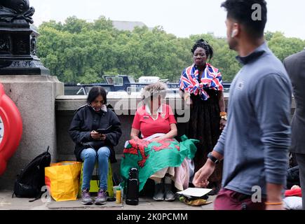 Albert Embankment, London, Großbritannien. 13.. September 2022. Trauer um den Tod von Königin Elisabeth II. Im Alter von 96 Jahren. Die Leute stehen in der Westminster Hall in der Schlange, um in den Staat zu kommen. Kredit: Matthew Chattle/Alamy Live Nachrichten Stockfoto