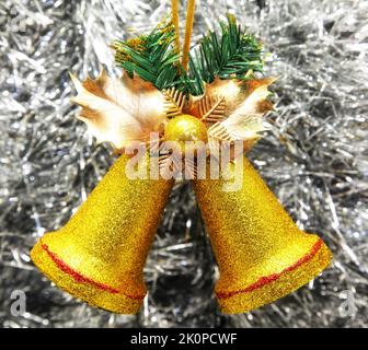 Zwei Weihnachtsglocken Dekoration mit festlichem Hintergrund. Klingeln Stockfoto