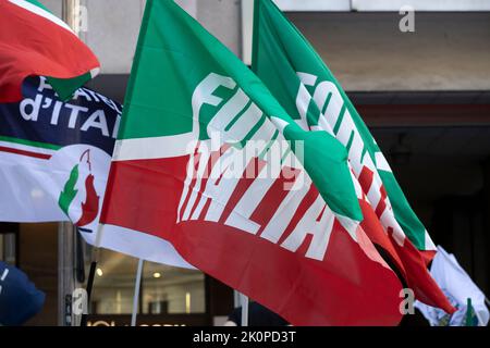 GENUA, ITALIEN, 10. JUNI 2022 - die Parteiflaggen von Forza Italia während einer politischen Kundgebung in Genua, Italien. Stockfoto