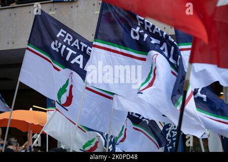 GENUA, ITALIEN, 10. JUNI 2022 - die Parteiflaggen von Fratelli d'Italia während einer politischen Kundgebung in Genua, Italien. Stockfoto