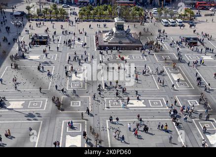 MAILAND, ITALIEN, 7. APRIL 2022 - Luftaufnahme des Domplatzes vom Dach des berühmten Doms von Mailand, Italien Stockfoto