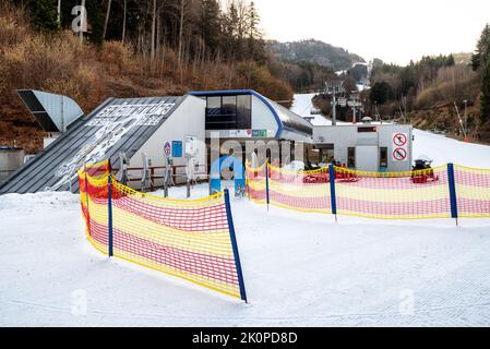 BANSKA STIAVNICA, SLOWAKEI - 27. FEBRUAR 2022: Talstation des Sessels im Skigebiet Salamandra in der Wintersaison. Stockfoto