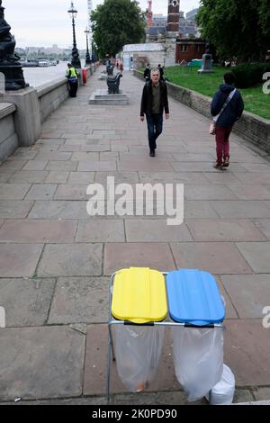 Albert Embankment, London, Großbritannien. 13.. September 2022. Trauer um den Tod von Königin Elisabeth II. Im Alter von 96 Jahren. Die Leute stehen in der Westminster Hall in der Schlange, um in den Staat zu kommen. Kredit: Matthew Chattle/Alamy Live Nachrichten Stockfoto