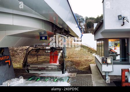 BANSKA STIAVNICA, SLOWAKEI - 27. FEBRUAR 2022: Talstation des Sessels im Skigebiet Salamandra in der Wintersaison. Stockfoto