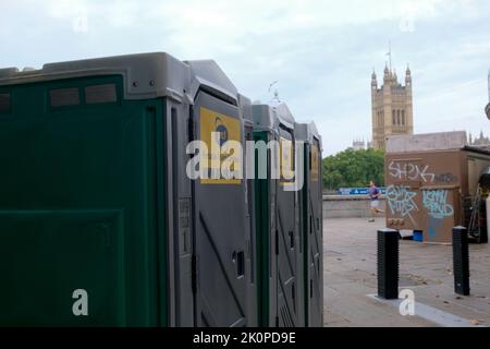 Albert Embankment, London, Großbritannien. 13.. September 2022. Trauer um den Tod von Königin Elisabeth II. Im Alter von 96 Jahren. Die Leute stehen in der Westminster Hall in der Schlange, um in den Staat zu kommen. Kredit: Matthew Chattle/Alamy Live Nachrichten Stockfoto