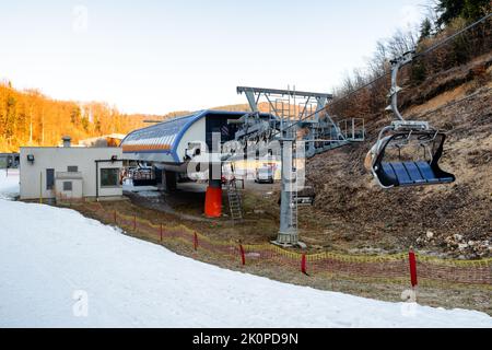 BANSKA STIAVNICA, SLOWAKEI - 27. FEBRUAR 2022: Talstation des Sessels im Skigebiet Salamandra in der Wintersaison. Stockfoto