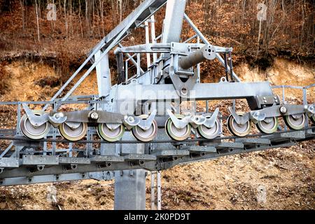 BANSKA STIAVNICA, SLOWAKEI - 27. FEBRUAR 2022: Sesseln am Skiliftstuhl im Skigebiet Salamandra in der Wintersaison. Stockfoto