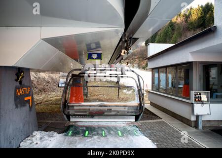 BANSKA STIAVNICA, SLOWAKEI - 27. FEBRUAR 2022: Talstation des Sessels im Skigebiet Salamandra in der Wintersaison. Stockfoto