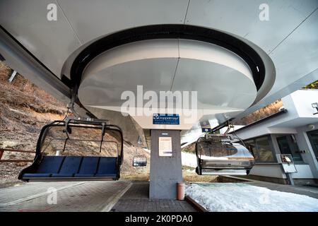 BANSKA STIAVNICA, SLOWAKEI - 27. FEBRUAR 2022: Talstation des Sessels im Skigebiet Salamandra in der Wintersaison. Stockfoto